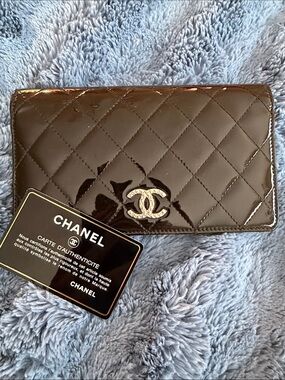 CHANEL Black Quilted Patent Leather Continental Wallet with CC Emblem authentic
